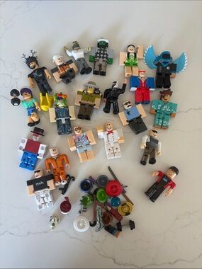 Roblox 20 Figurines & Accessories Lot